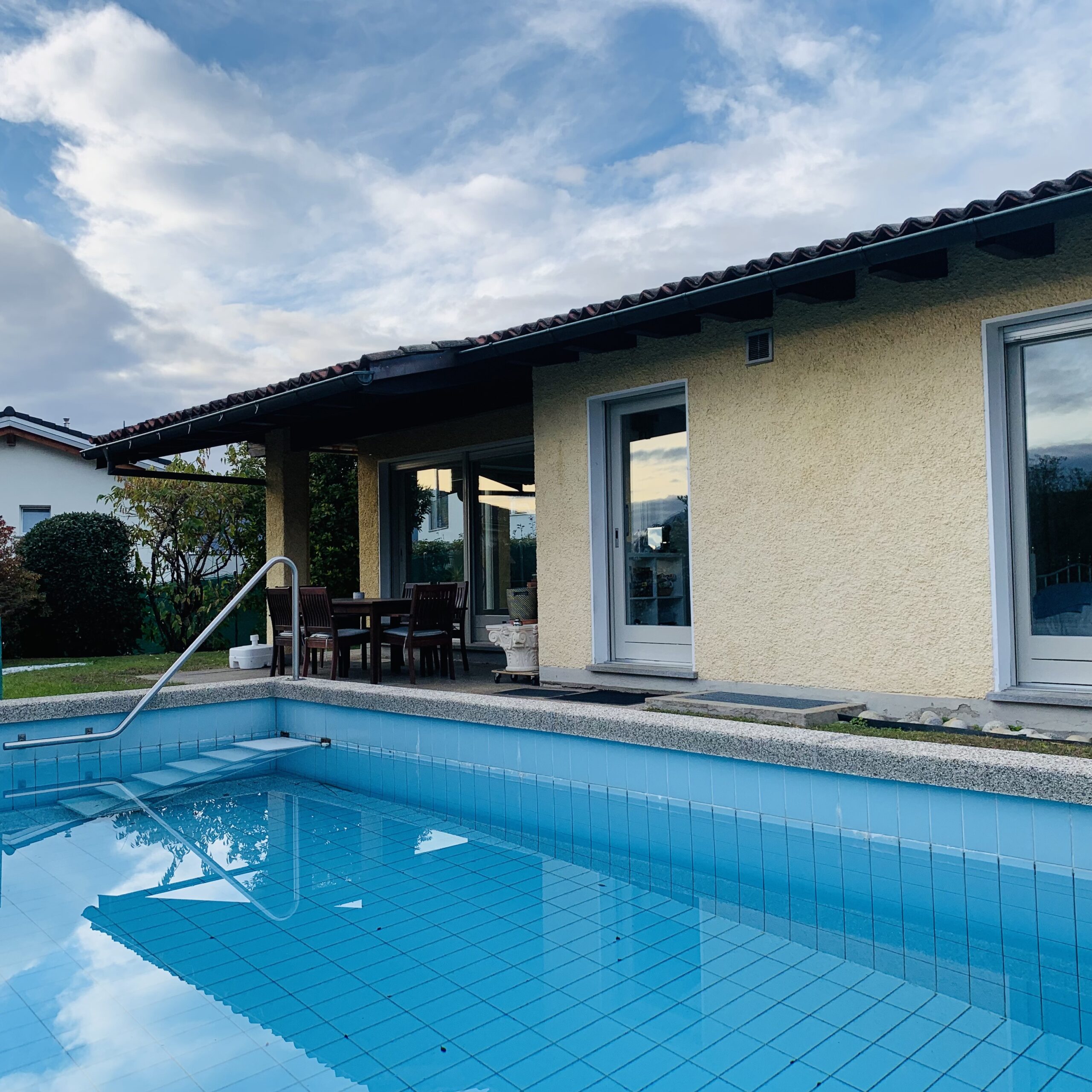 LUGANO – COMANO – Casa indipendente con giardino e piscina