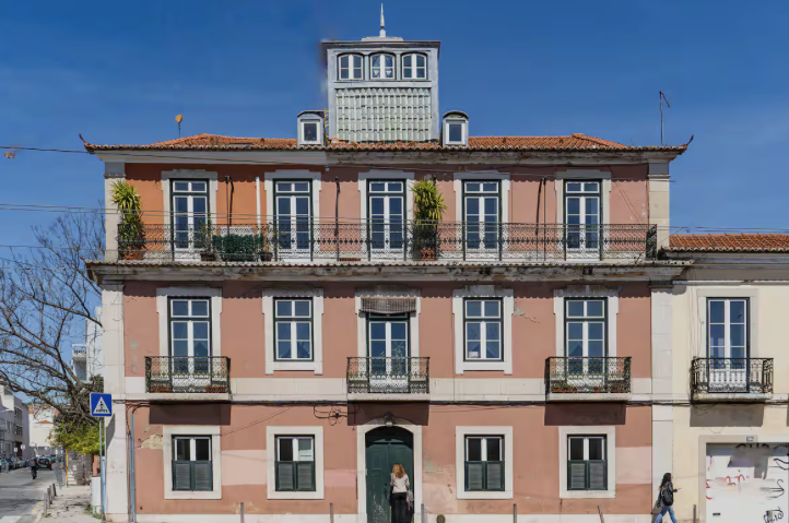 LISBONA – JUNQUEIRA – Triplex ristrutturato con torretta panoramica in vetro