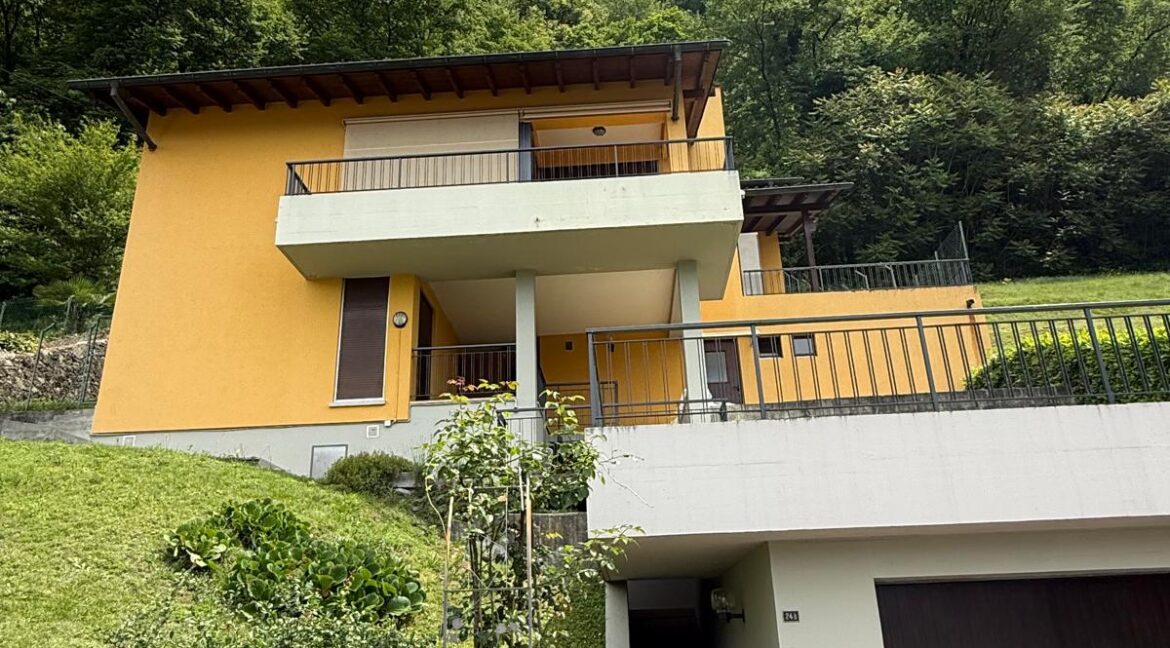Casa con parte giardino