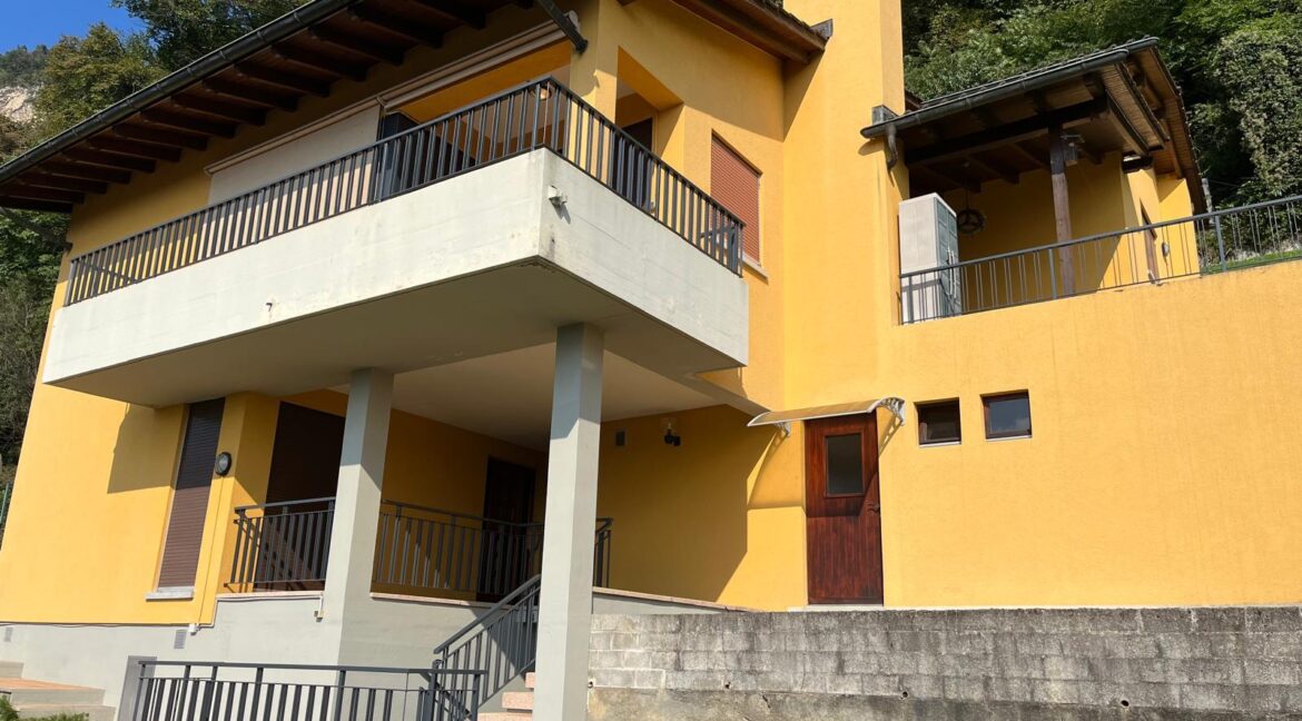 Esterno 1