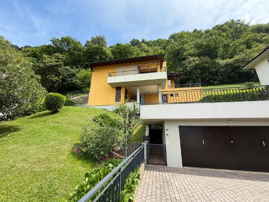 MENDRISIO –  In zona tranquilla, soleggiata e residenziale, vendiamo ampia casa unifamiliare luminosa e con bella vista aperta
