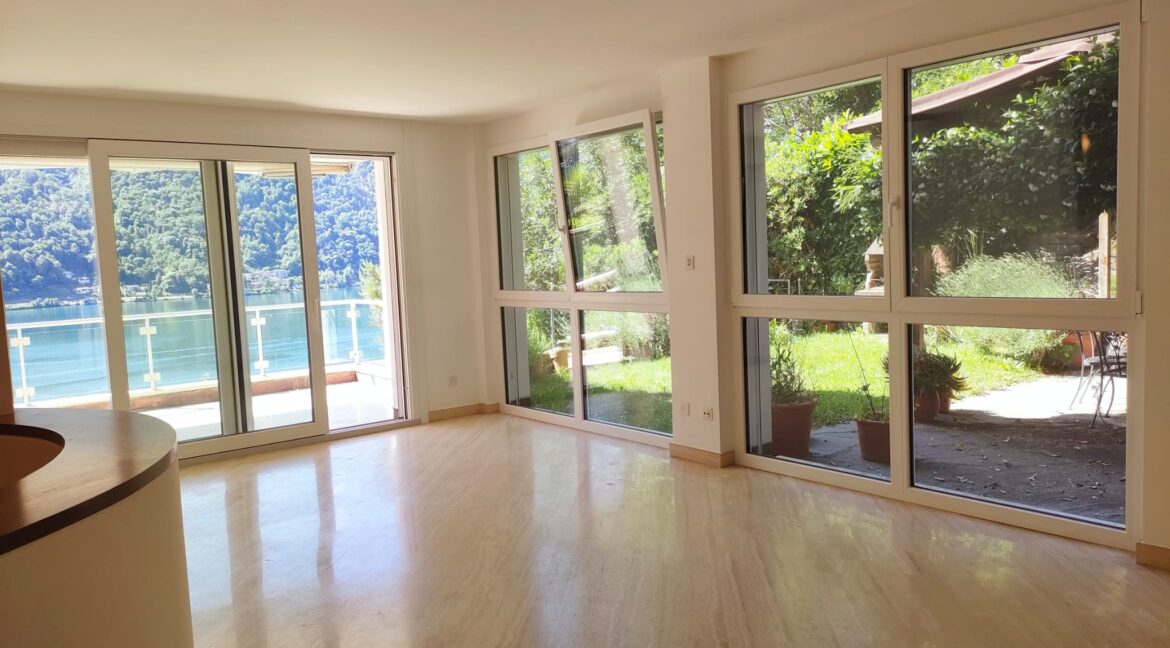 Salotto uscita terrazzo lato lago e lato giardino